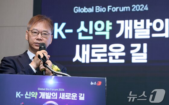 본문 이미지 - 오세웅 유한양행 부사장이 21일 오전 서울 영등포구 여의도 콘래드 서울 파크볼룸에서 &#39;뉴스1 글로벌바이오포럼&#40;GBF&#41; 2024&#39;에서 &#39;오픈이노베이션 R&D 전략과 3세대 폐암치료제 개발 사례&#39;라는 주제로 발표하고 있다. 2024.11.21/뉴스1