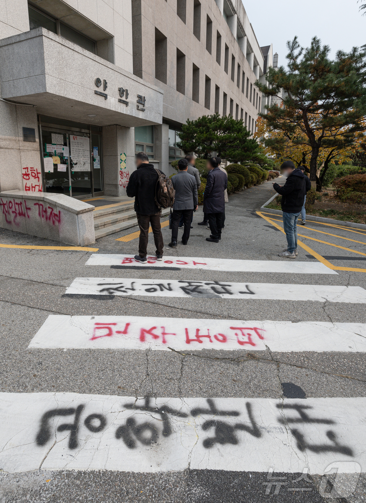 (서울=뉴스1) 이재명 기자 = 동덕여자대학교 처장단이 21일 총학생회 학생들과 면담을 하기 위해 서울 성북구 동덕여자대학교 교내로 들어서고 있다.지난 20일 총학생회는 학생총회를 …