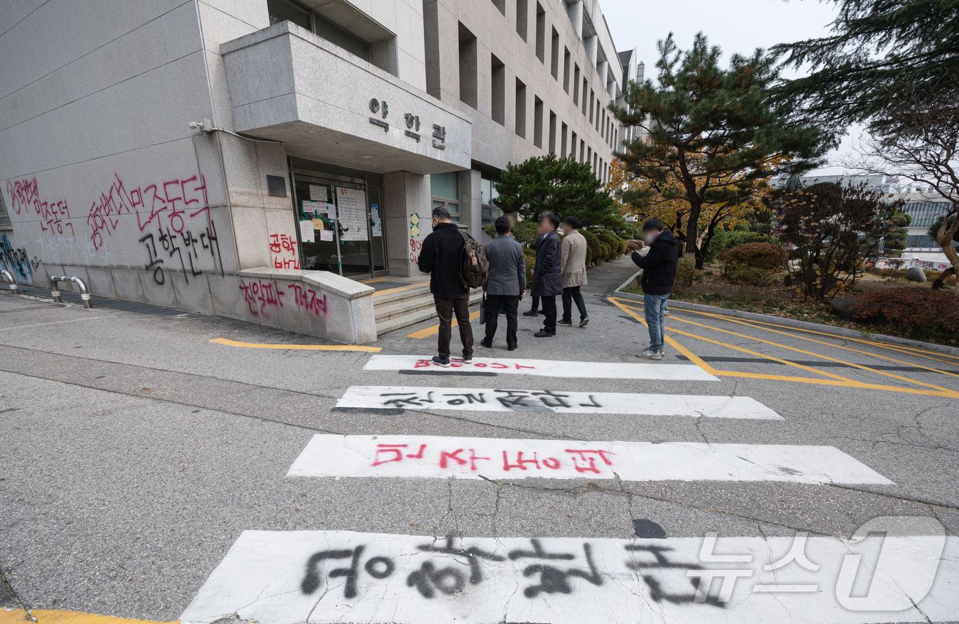 (서울=뉴스1) 이재명 기자 = 동덕여자대학교 처장단이 21일 총학생회 학생들과 면담을 하기 위해 서울 성북구 동덕여자대학교 교내로 들어서고 있다.지난 20일 총학생회는 학생총회를 …