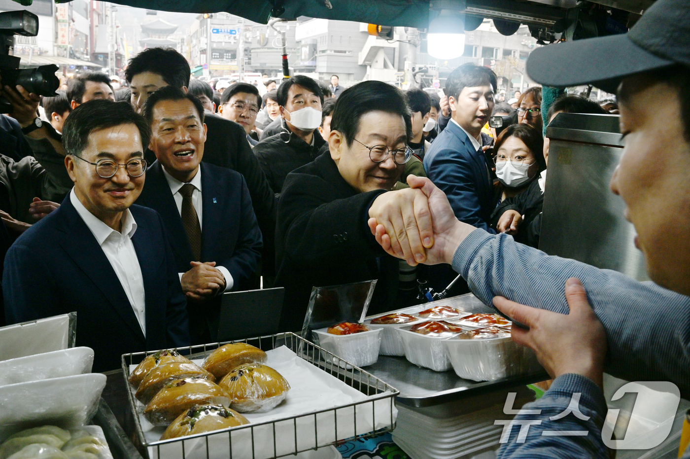 (수원=뉴스1) 김영운 기자 = 이재명 더불어민주당 대표와 김동연 경기도지사가 21일 오전 경기 수원시 팔달구 못골시장을 찾아 소상공인들과 인사를 나누고 있다. (공동취재) 202 …