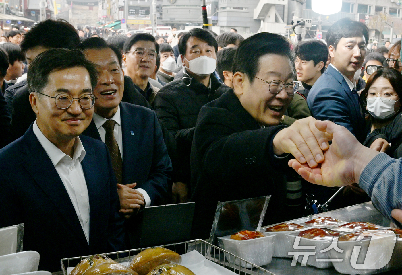 (수원=뉴스1) 김영운 기자 = 이재명 더불어민주당 대표와 김동연 경기도지사가 21일 오전 경기 수원시 팔달구 못골시장을 찾아 소상공인들과 인사를 나누고 있다. (공동취재) 202 …