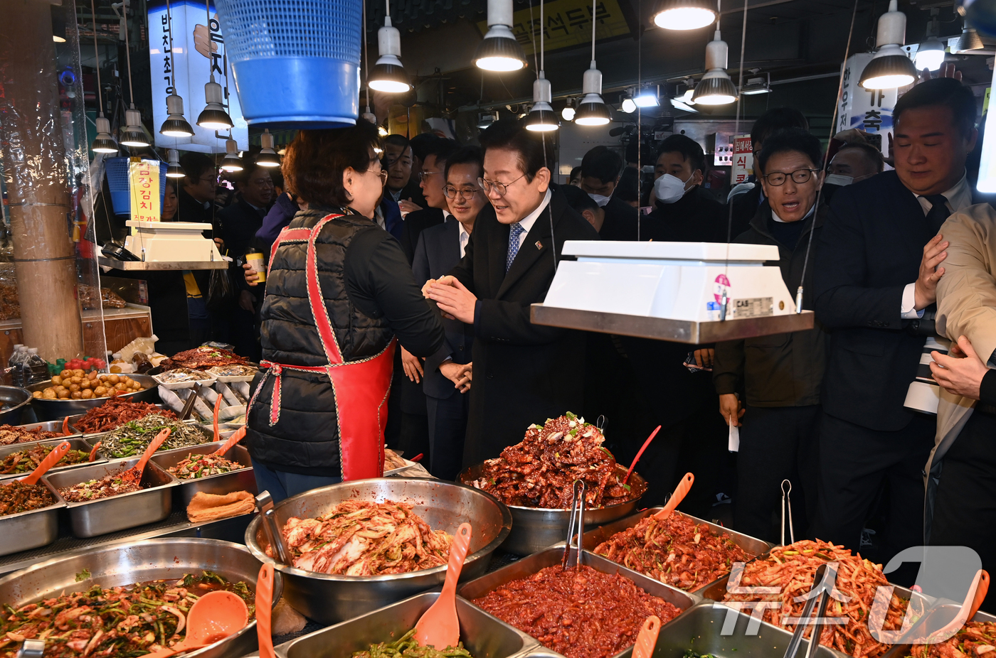 (수원=뉴스1) 김영운 기자 = 이재명 더불어민주당 대표와 김동연 경기도지사가 21일 오전 경기 수원시 팔달구 못골시장을 찾아 소상공인들과 인사를 나누고 있다. (공동취재) 202 …