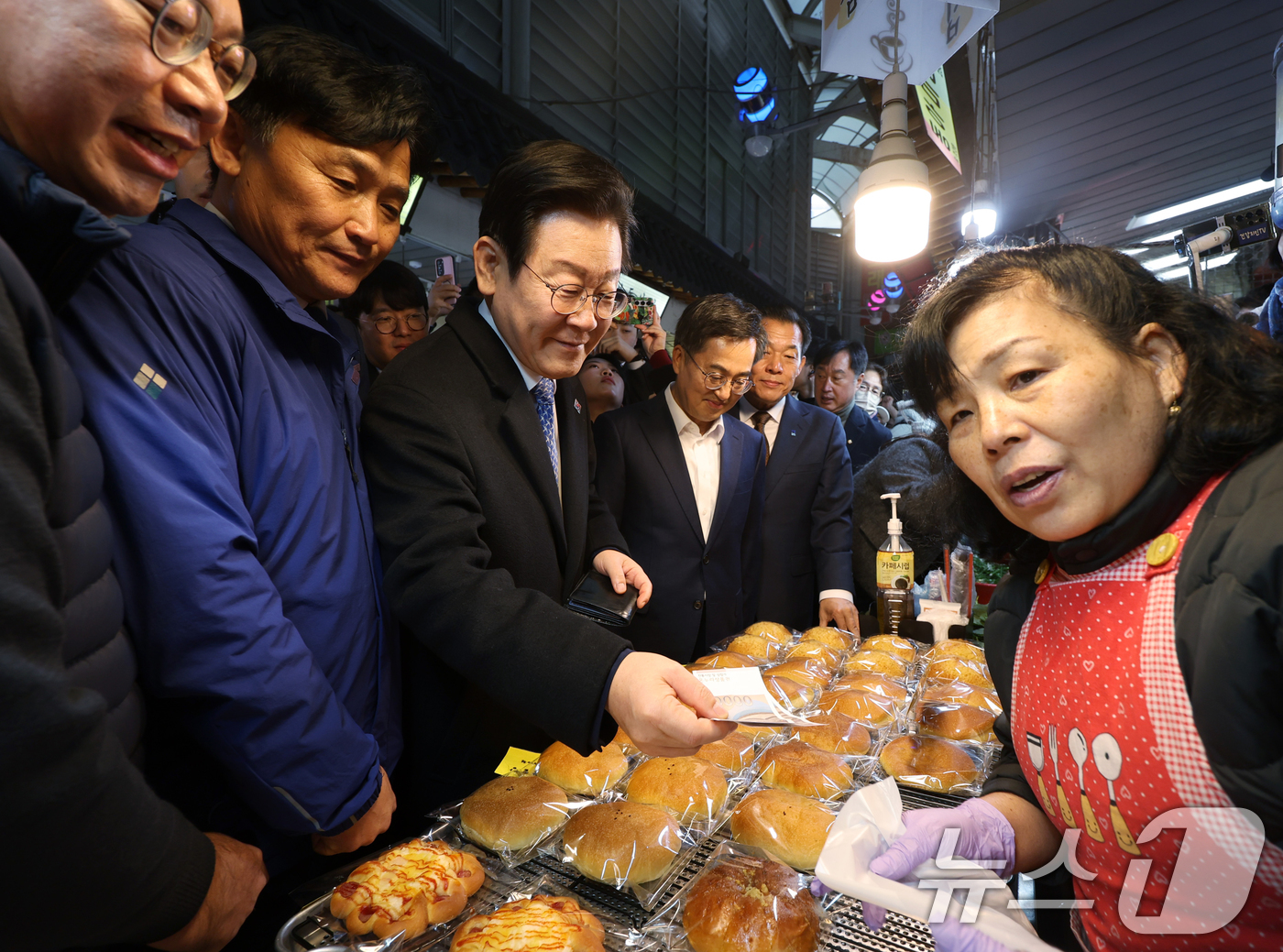 (수원=뉴스1) 김영운 기자 = 이재명 더불어민주당 대표와 김동연 경기도지사가 21일 오전 경기 수원시 팔달구 못골시장을 찾아 빵을 구매하고 있다. (공동취재) 2024.11.21 …