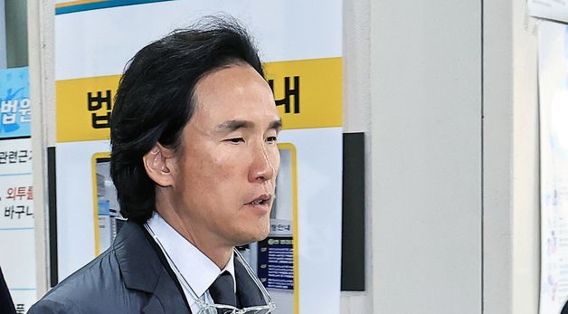 공판 후 법정 나서는 조현범 회장