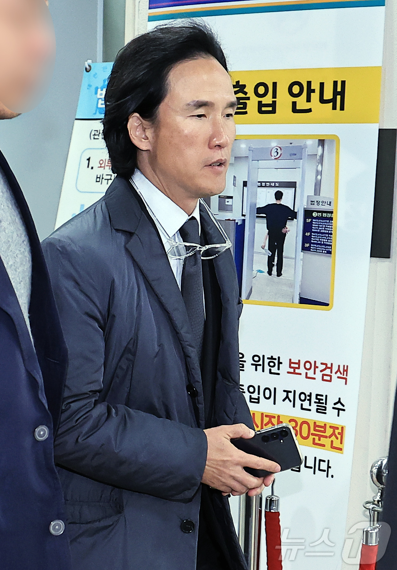 (서울=뉴스1) 박정호 기자 = 조현범 한국타이어앤테크놀로지 회장이 21일 오전 서울 서초구 서초동 서울중앙지방법원에서 열린 특정경제범죄 가중처벌 등에 관한 법률 위반(횡령) 등 …