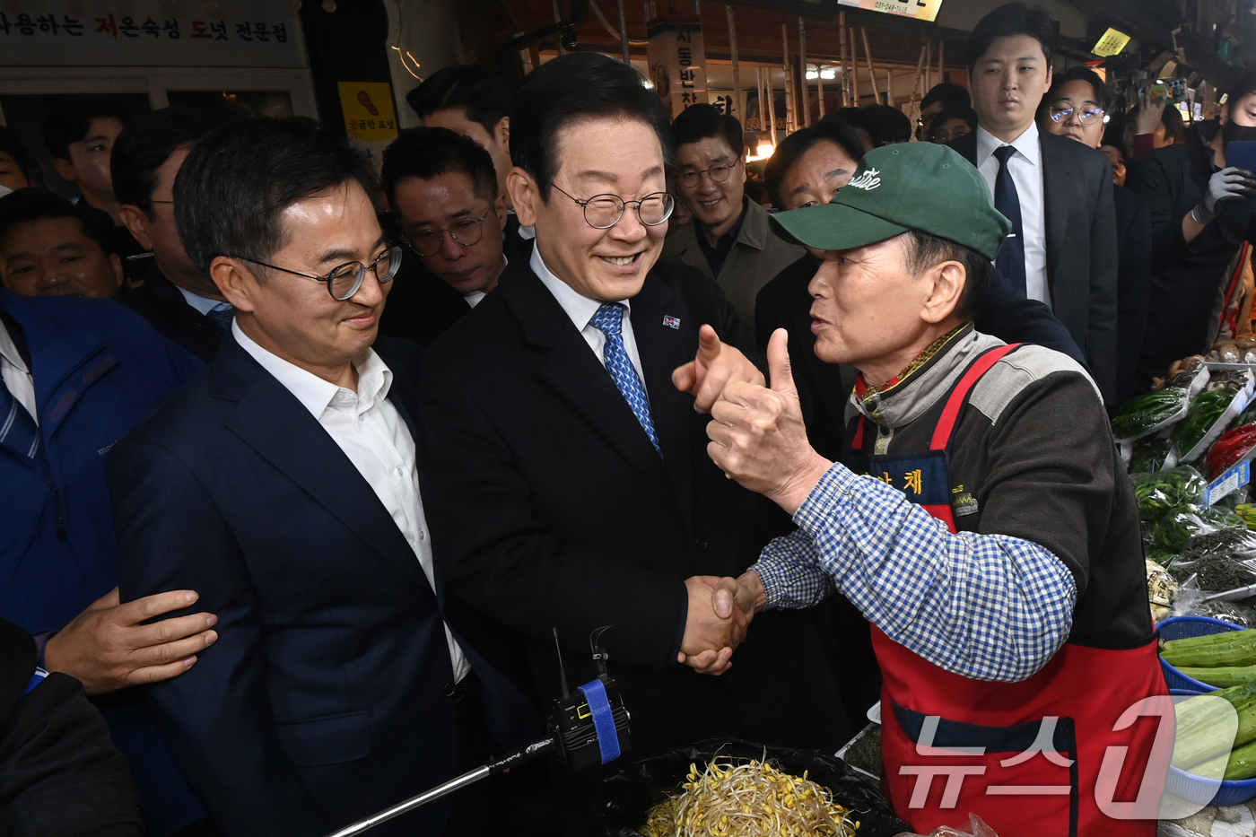 (수원=뉴스1) 김영운 기자 = 이재명 더불어민주당 대표와 김동연 경기도지사가 21일 오전 경기 수원시 팔달구 못골시장을 찾아 소상공인들과 인사를 나누고 있다. (공동취재) 202 …