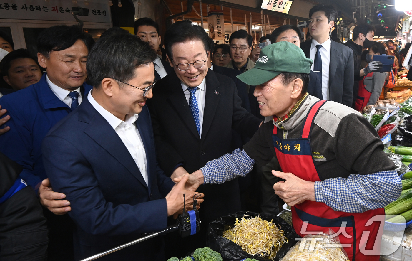 (수원=뉴스1) 김영운 기자 = 이재명 더불어민주당 대표와 김동연 경기도지사가 21일 오전 경기 수원시 팔달구 못골시장을 찾아 소상공인들과 인사를 나누고 있다. (공동취재) 202 …