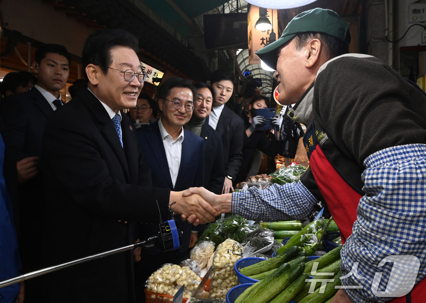 (수원=뉴스1) 김영운 기자 = 이재명 더불어민주당 대표와 김동연 경기도지사가 21일 오전 경기 수원시 팔달구 못골시장을 찾아 소상공인들과 인사를 나누고 있다. (공동취재) 202 …