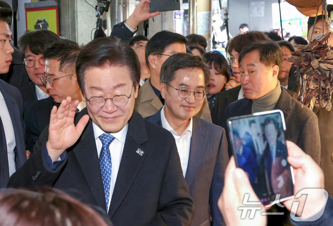 (수원=뉴스1) 김영운 기자 = 이재명 더불어민주당 대표와 김동연 경기도지사가 21일 오전 경기 수원시 팔달구 못골시장을 찾아 소상공인들과 인사를 나누고 있다. (공동취재) 202 …