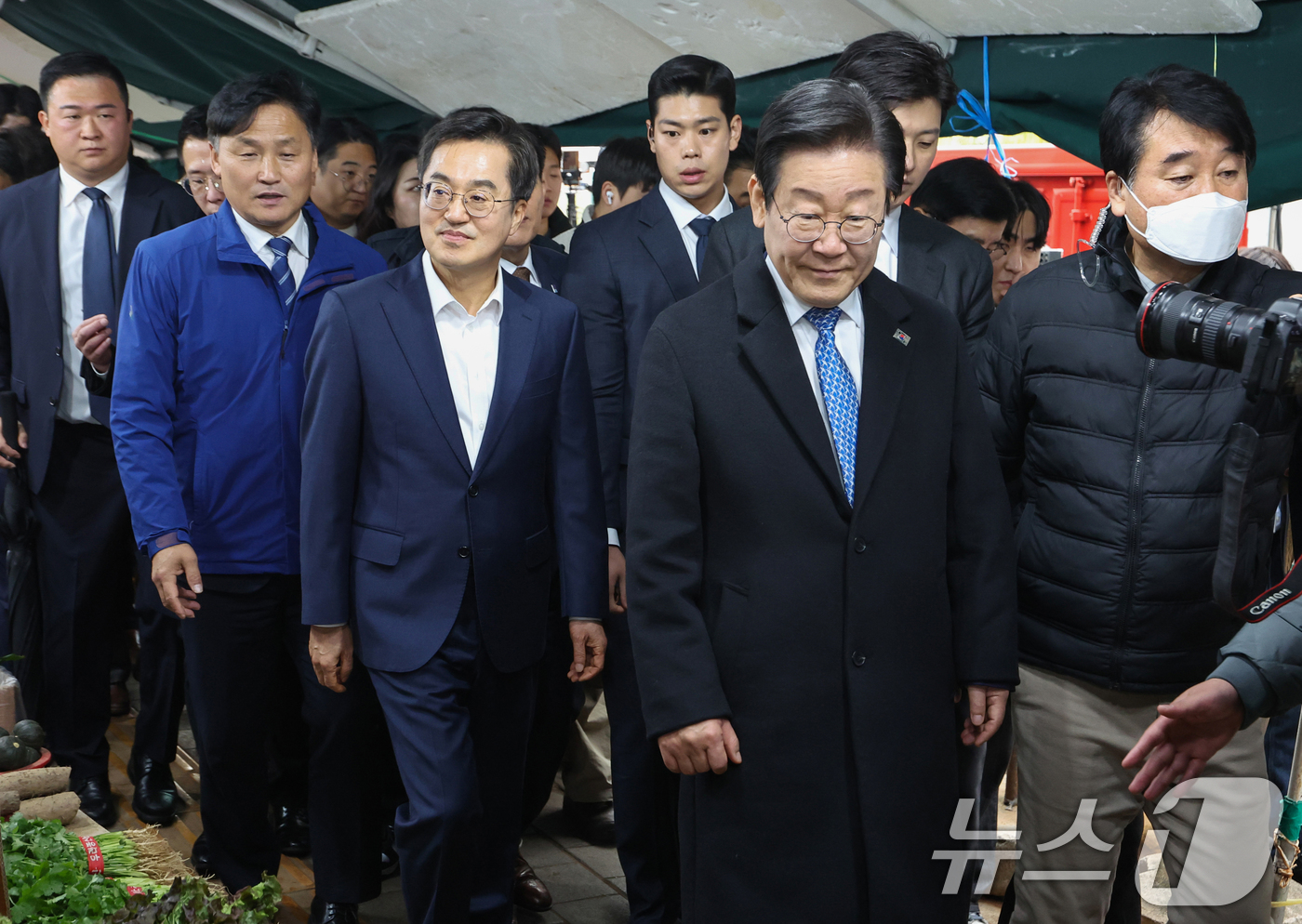 (수원=뉴스1) 김영운 기자 = 이재명 더불어민주당 대표와 김동연 경기도지사가 21일 오전 경기 수원시 팔달구 못골시장을 방문하고 있다. (공동취재) 2024.11.21/뉴스1