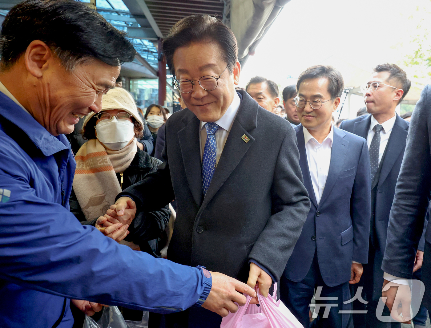 (수원=뉴스1) 김영운 기자 = 이재명 더불어민주당 대표와 김동연 경기도지사가 21일 오전 경기 수원시 팔달구 못골시장을 찾아 소상공인들과 인사를 나누고 있다. (공동취재) 202 …