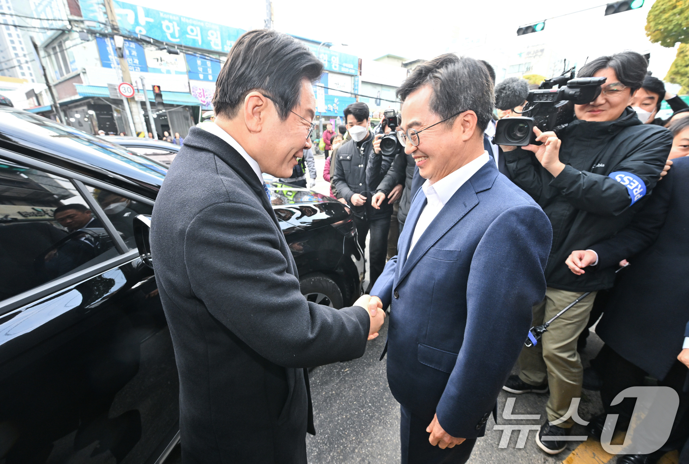 (수원=뉴스1) 김영운 기자 = 이재명 더불어민주당 대표와 김동연 경기도지사가 21일 오전 경기 수원시 팔달구 못골시장에서 만나 인사를 나누고 있다. (공동취재) 2024.11.2 …