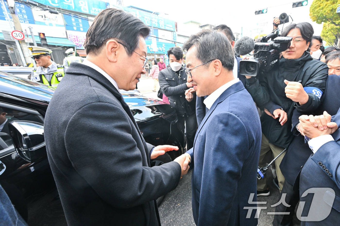 (수원=뉴스1) 김영운 기자 = 이재명 더불어민주당 대표와 김동연 경기도지사가 21일 오전 경기 수원시 팔달구 못골시장에서 만나 인사를 나누고 있다. (공동취재) 2024.11.2 …