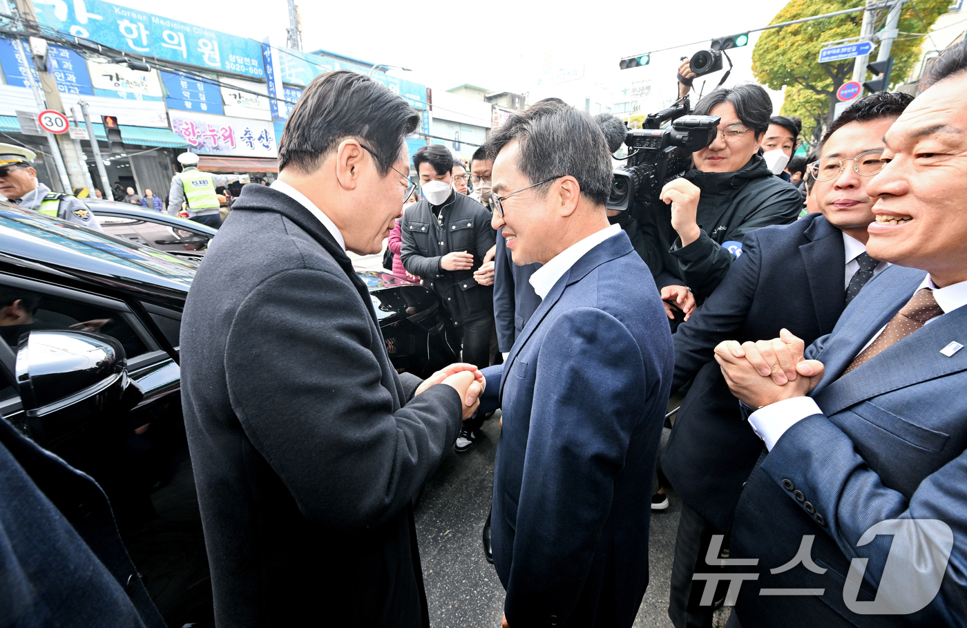 (수원=뉴스1) 김영운 기자 = 이재명 더불어민주당 대표와 김동연 경기도지사가 21일 오전 경기 수원시 팔달구 못골시장에서 만나 인사를 나누고 있다. (공동취재) 2024.11.2 …