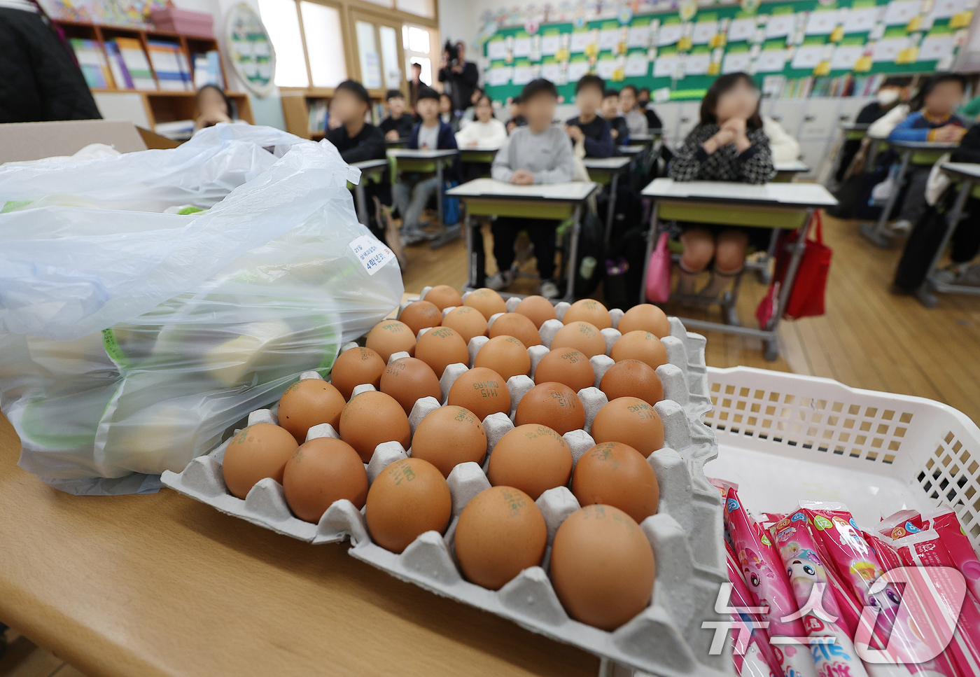 (대구=뉴스1) 공정식 기자 = 전국학교비정규직노동조합 대구지부와 대구학교비정규직연대회의(대구학비연대회의) 소속 노동자들이 총파업에 돌입한 21일 대구 시내 한 초등학교 교실에서 …