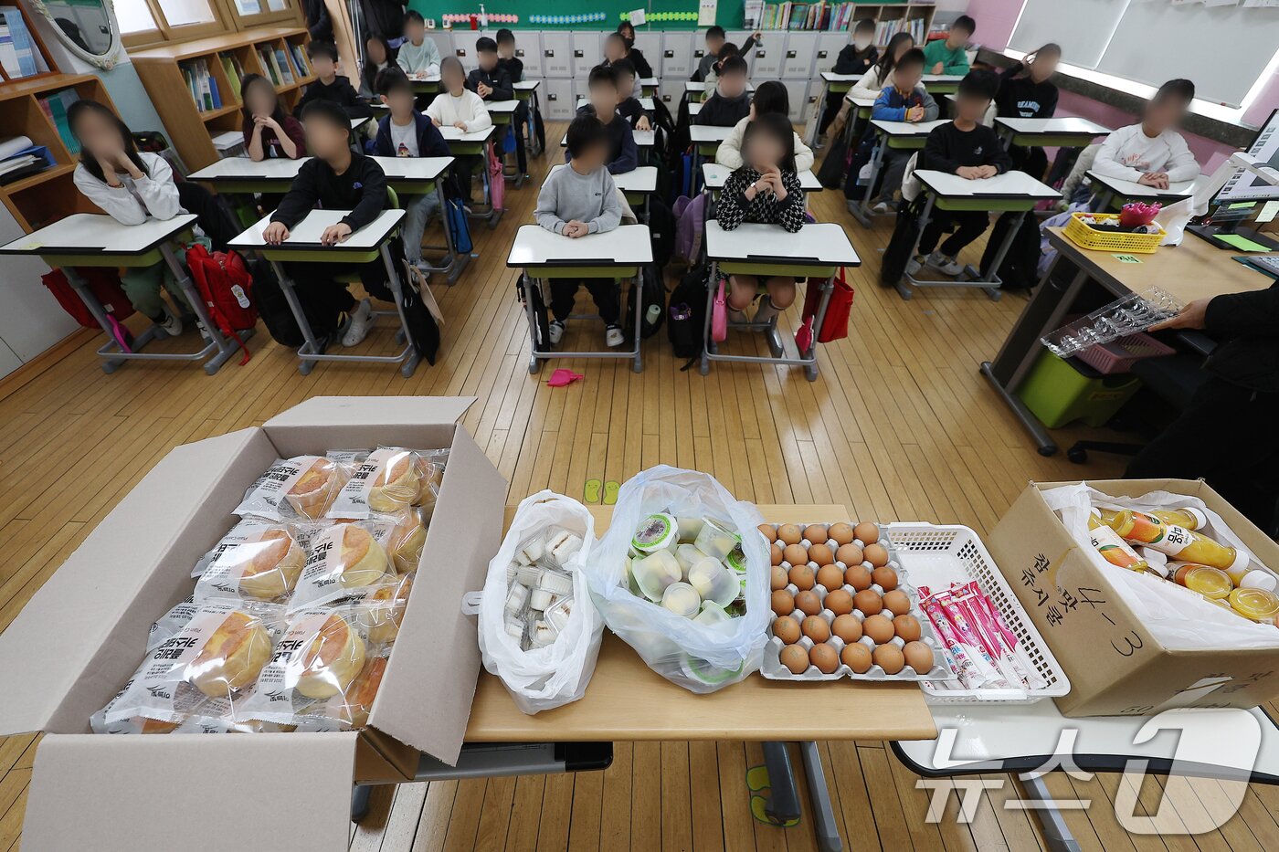 본문 이미지 - 전국학교비정규직노동조합 대구지부와 대구학교비정규직연대회의&#40;대구학비연대회의&#41; 소속 노동자들이 총파업에 돌입한 11월21일 대구 시내 한 초등 교실에서 학생들이 대체급식으로 나온 빵·달걀·우유·음료 등으로 점심을 준비하고 있다. 2024.11.21/뉴스1 ⓒ News1 공정식 기자