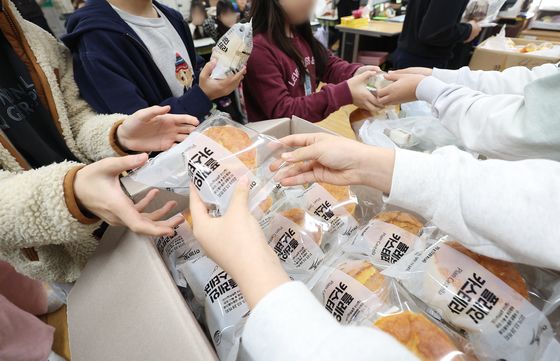 학교 급식노동자 파업 이틀째…대구 학교 80곳 빵·우유로 대체