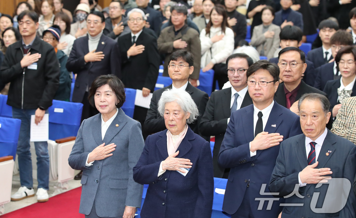 (대전=뉴스1) 김기태 기자 = 21일 대전 유성구 국립대전현충원 현충관에서 열린 제70주년 독도대첩 기념식에서 강정애 국가보훈부 장관이 참석자들과 국기에 대한 경례를 하고 있다. …