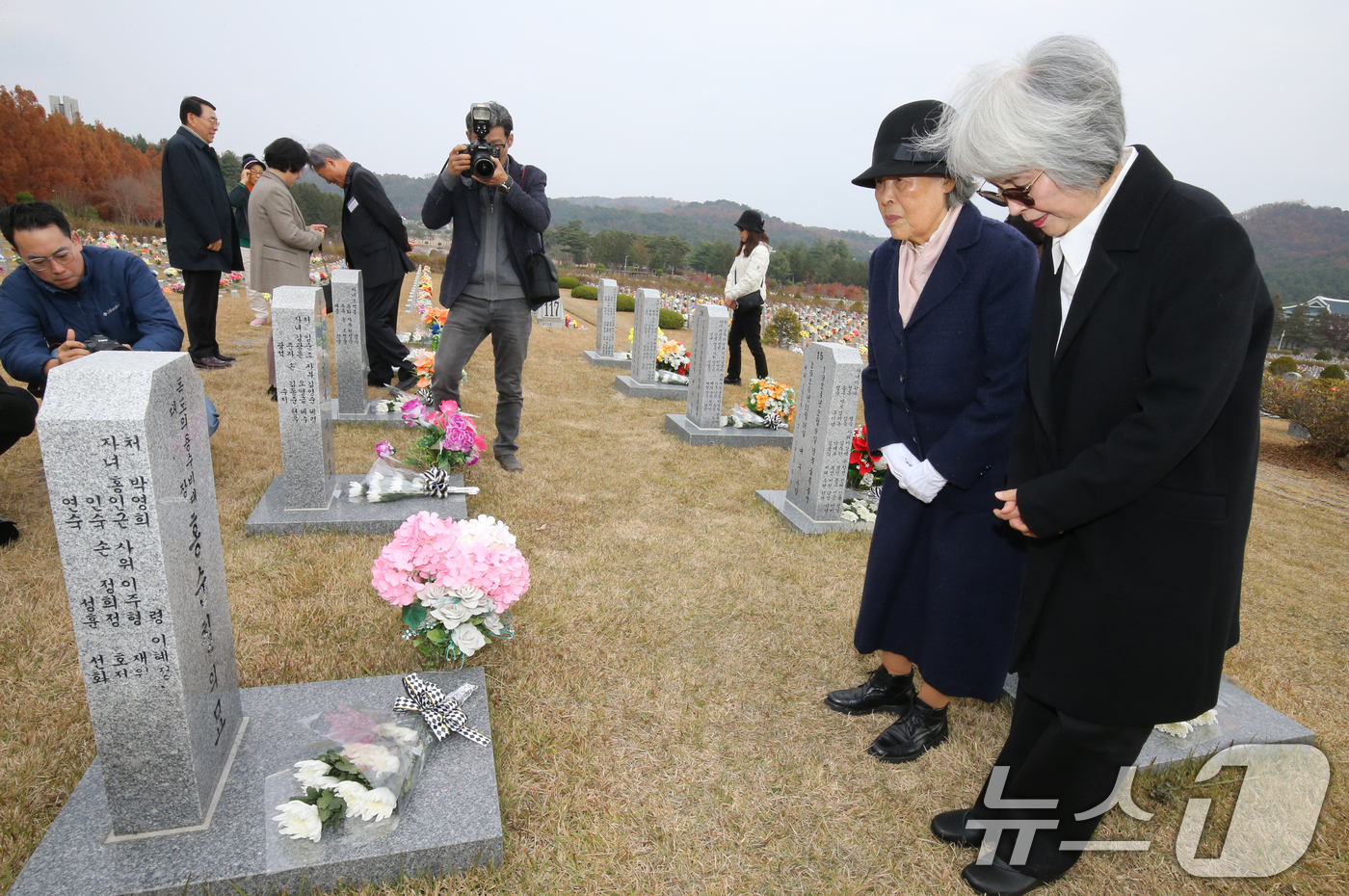 (대전=뉴스1) 김기태 기자 = 21일 대전 유성구 국립대전현충원에서 열린 제70주년 독도대첩 추모식에서 독도의용수비대 故 홍순칠 대장의 배우자이자 생존 대원인 박영희 씨가 자녀들 …