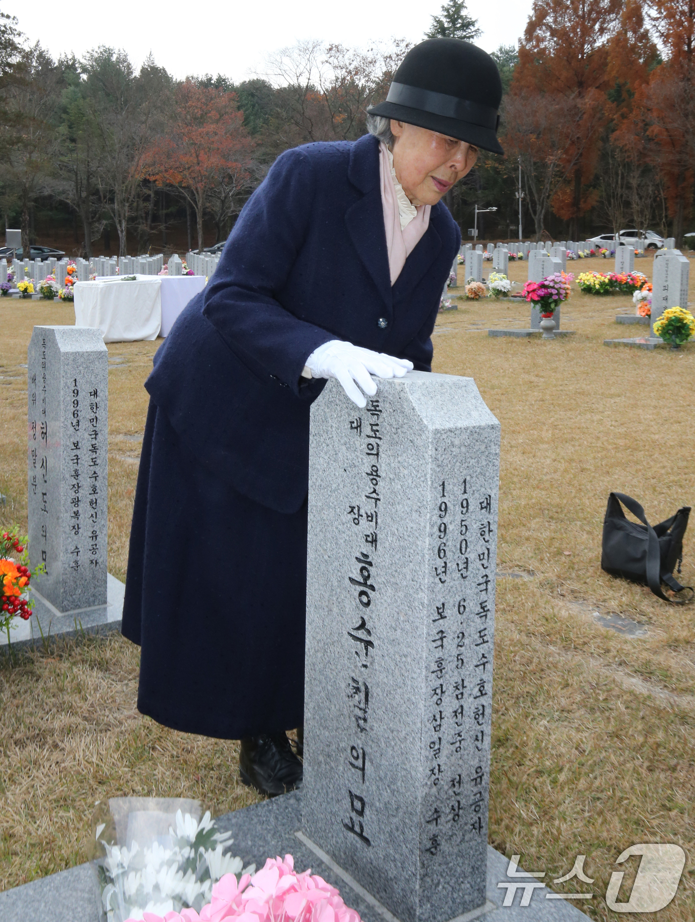 (대전=뉴스1) 김기태 기자 = 21일 대전 유성구 국립대전현충원에서 열린 제70주년 독도대첩 독도의용수비대 추모식에서 故 홍순칠 대장의 배우자이자 생존 대원인 박영희 씨가 남편 …