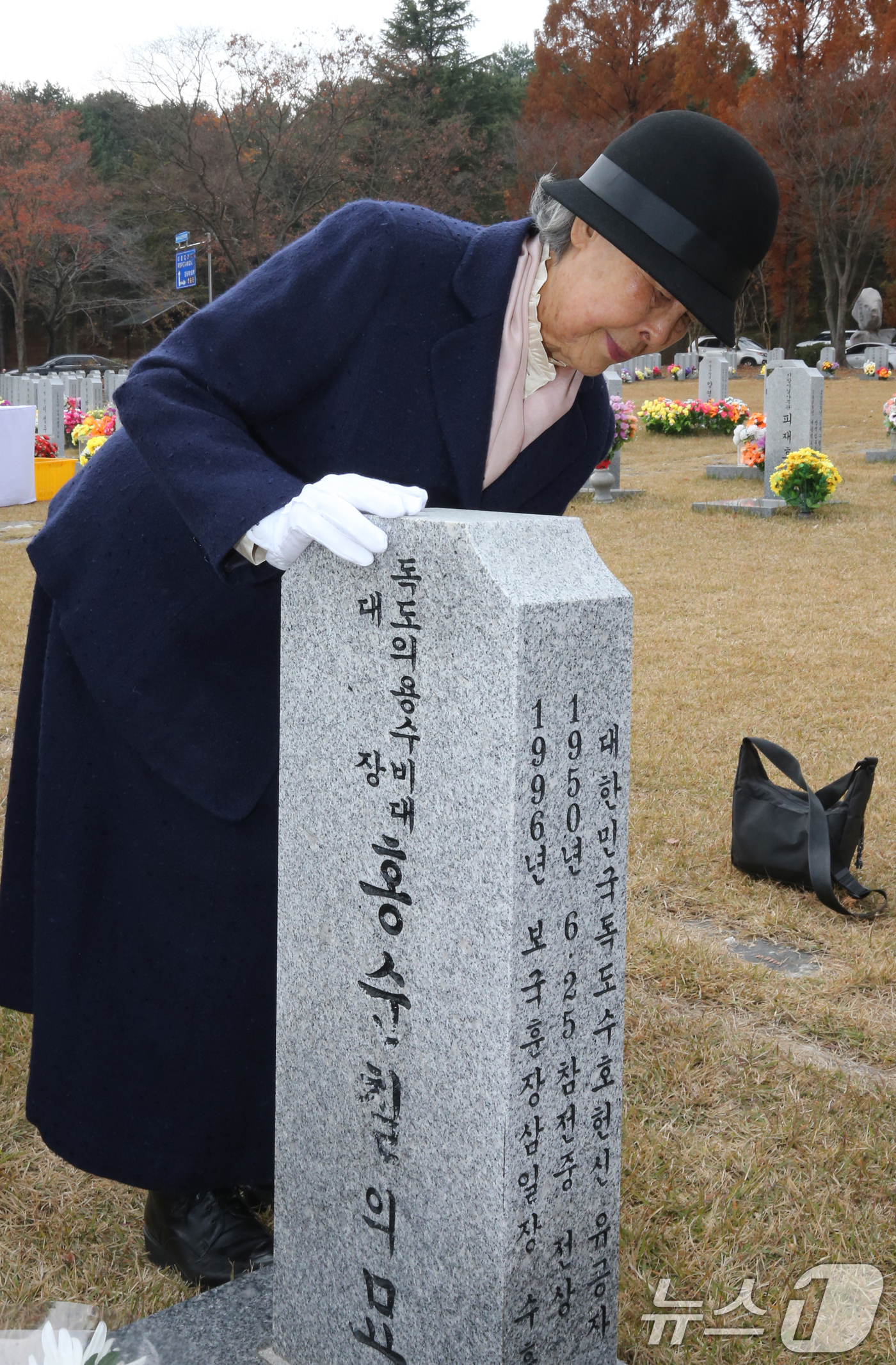 (대전=뉴스1) 김기태 기자 = 21일 대전 유성구 국립대전현충원에서 열린 제70주년 독도대첩 독도의용수비대 추모식에서 故 홍순칠 대장의 배우자이자 생존 대원인 박영희 씨가 남편 …