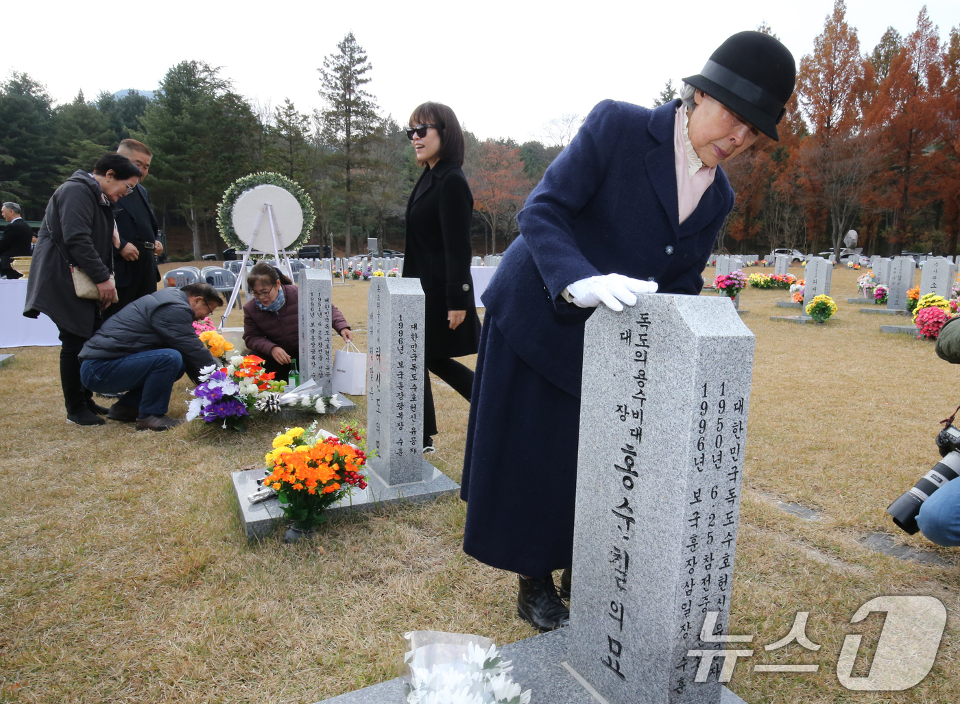 (대전=뉴스1) 김기태 기자 = 21일 대전 유성구 국립대전현충원에서 열린 제70주년 독도대첩 독도의용수비대 추모식에서 故 홍순칠 대장의 배우자이자 생존 대원인 박영희 씨가 남편 …