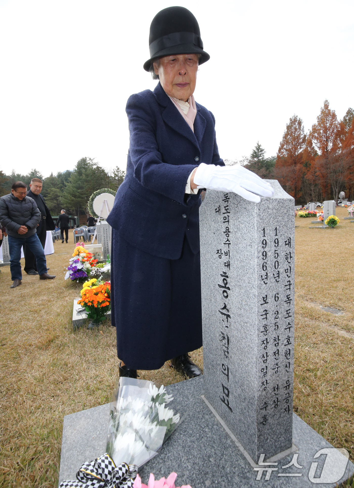 (대전=뉴스1) 김기태 기자 = 21일 대전 유성구 국립대전현충원에서 열린 제70주년 독도대첩 독도의용수비대 추모식에서 故 홍순칠 대장의 배우자이자 생존 대원인 박영희 씨가 남편 …