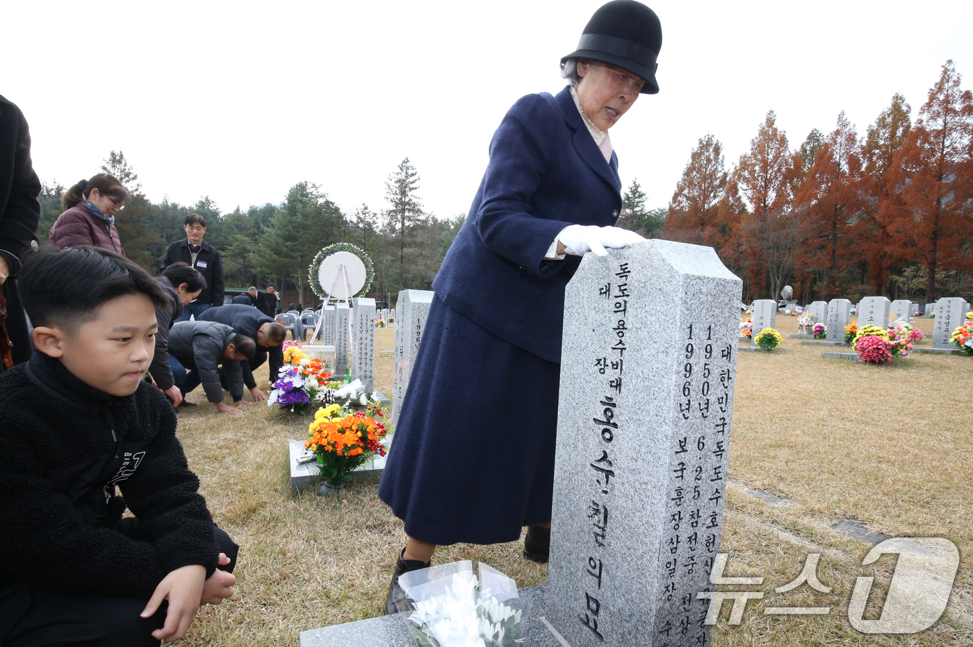 (대전=뉴스1) 김기태 기자 = 21일 대전 유성구 국립대전현충원에서 열린 제70주년 독도대첩 독도의용수비대 추모식에서 故 홍순칠 대장의 배우자이자 생존 대원인 박영희 씨가 가족들 …