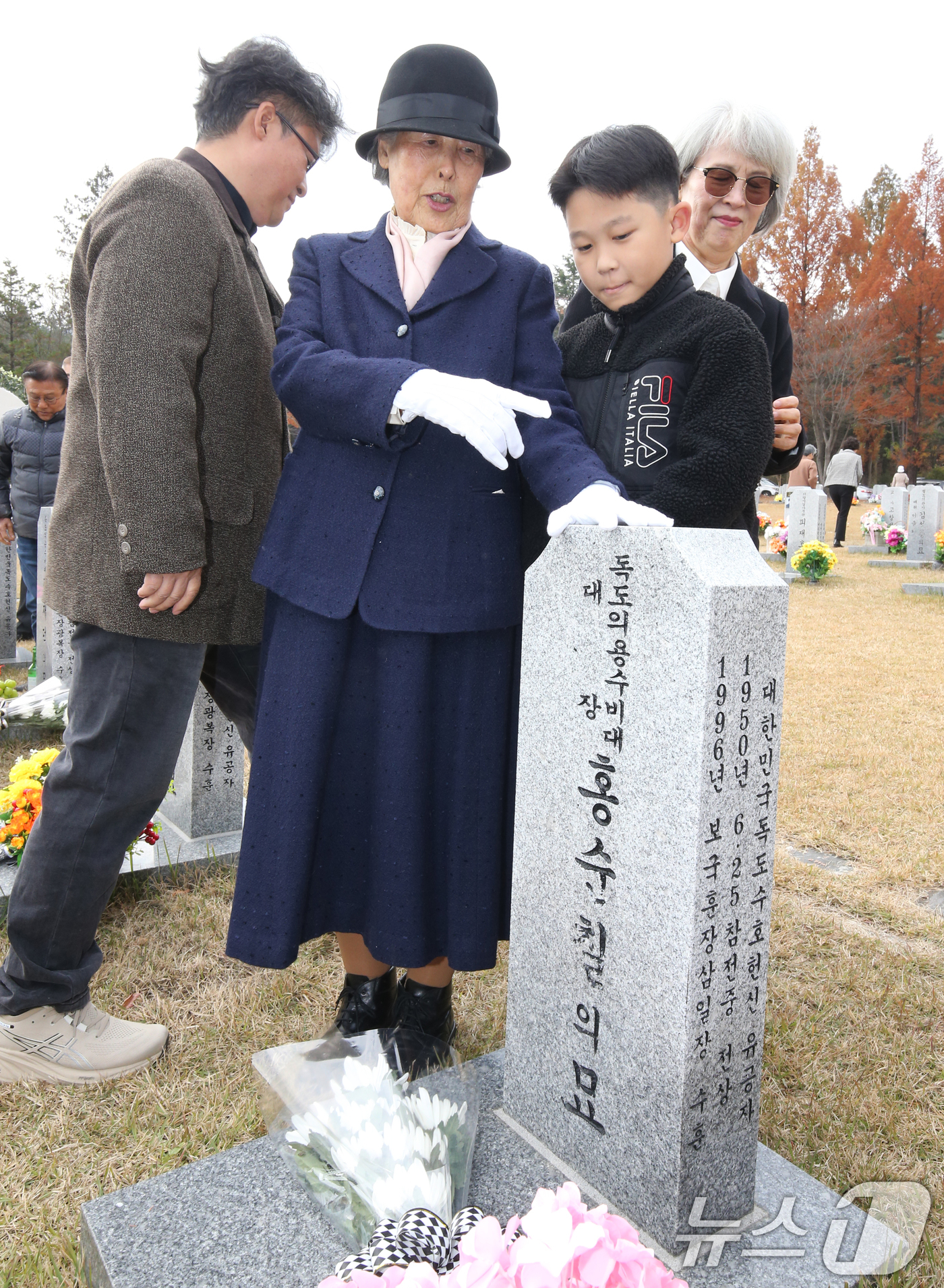 (대전=뉴스1) 김기태 기자 = 21일 대전 유성구 국립대전현충원에서 열린 제70주년 독도대첩 독도의용수비대 추모식에서 故 홍순칠 대장의 배우자이자 생존 대원인 박영희 씨가 손주에 …