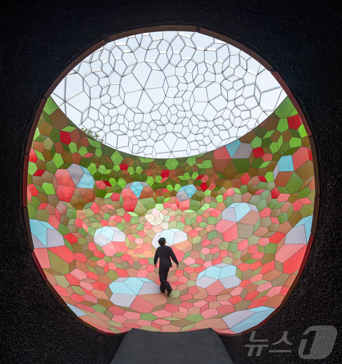 본문 이미지 - 전남 신안군 도초도에 들어선 올라퍼 엘리아슨의 신작 '숨결의 지구'. PKM 제공. 