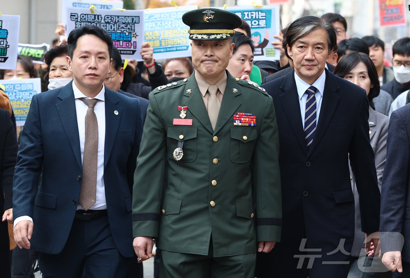 본문 이미지 - 채 해병 순직사건 수사 이첩 관련 항명 및 상관명예훼손 혐의로 기소된 박정훈 전 해병대 수사단장(대령)과 조국 조국혁신당 대표가 21일 서울 용산구 중앙지역군사법원에서 열린 10차 공판에 앞서 가진 기자회견에 참석하고 있다. 2024.11.21/뉴스1 ⓒ News1 김도우 기자