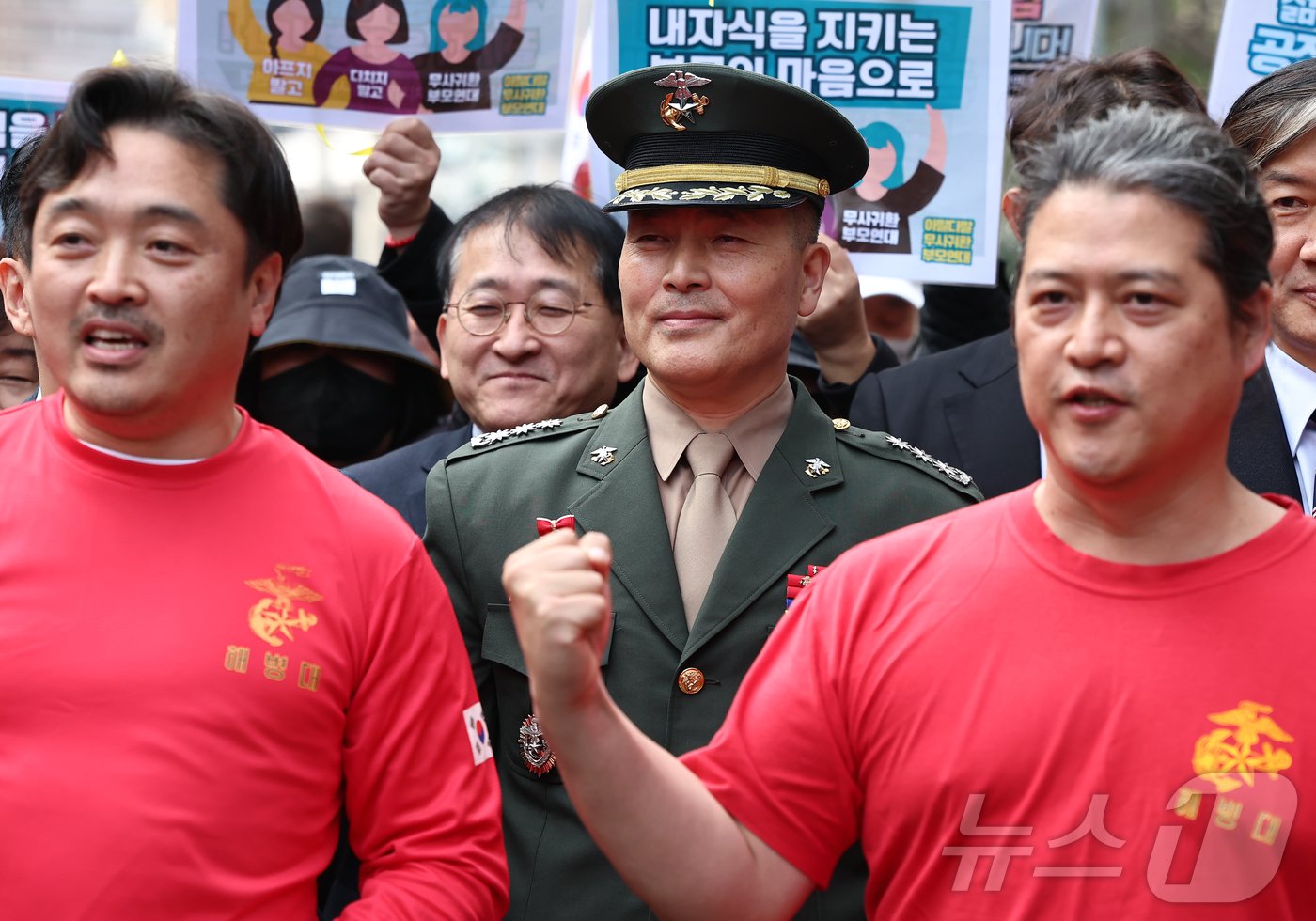 본문 이미지 - 채 해병 순직사건 수사 이첩 관련 항명 및 상관명예훼손 혐의로 기소된 박정훈 전 해병대 수사단장(대령)이 21일 서울 용산구 중앙지역군사법원에서 열린 10차 공판에 앞서 가진 기자회견에서 해병대 동기로 부터 생일 축하 선물을 받고 있다. 2024.11.21/뉴스1 ⓒ News1 김도우 기자