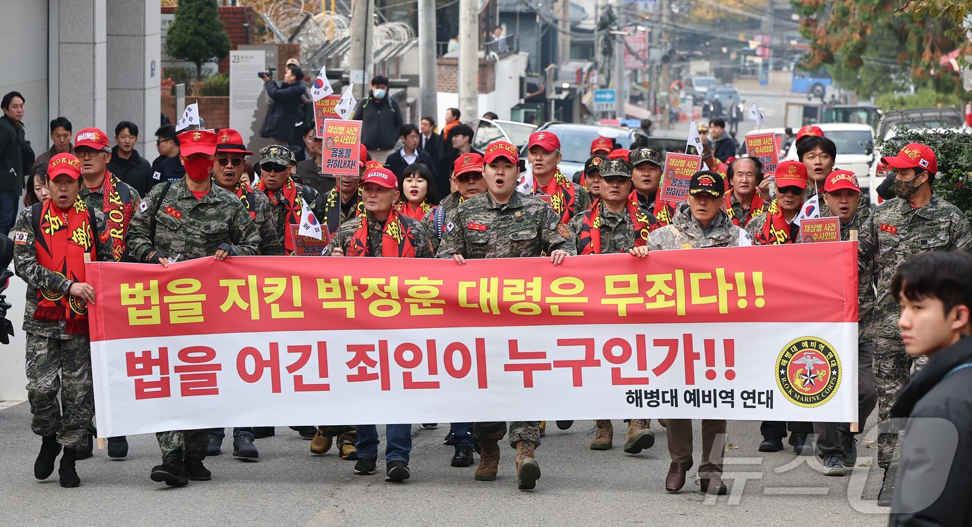 본문 이미지 - 정원철 해병대예비역연대 회장이 2024년 11월 21일 서울 용산구 중앙지역군사법원에서 열린 박정훈 대령의 채 해병 순직사건 수사 이첩 관련 항명 및 상관명예훼손 관련 10차 공판에 앞서 가진 무죄 탄원 기자회견을 위해 이동하고 있다. 2024.11.21/뉴스1 ⓒ News1 김도우 기자