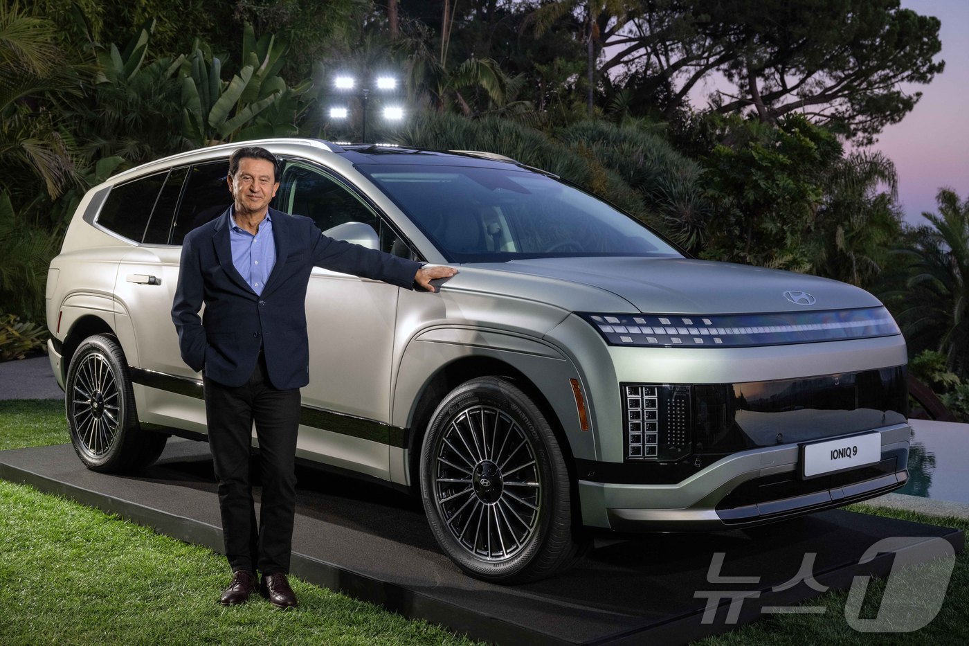 본문 이미지 -  현대차는 20일(현지시간) 미국 로스앤젤레스 골드스테인 하우스에서 전동화 SUV ‘아이오닉 9’을 세계 최초로 공개했다. 사진은 현대차 글로벌 최고운영책임자(COO) 호세 무뇨스(Jos&eacute; Mu&ntilde;oz) 사장이 아이오닉 9 앞에서 기념 촬영을 하고 있는 모습.(현대차 제공)