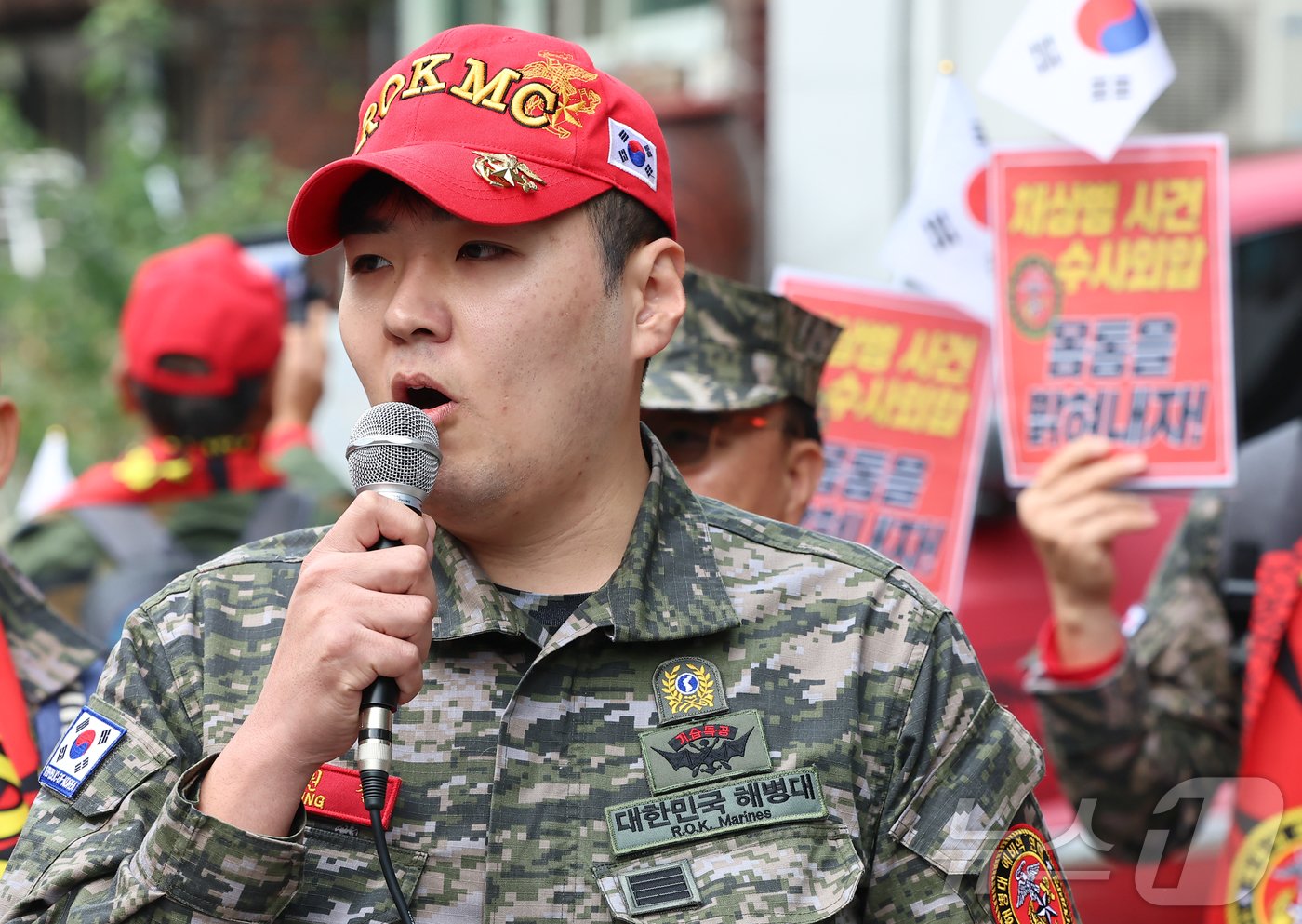 정원철 해병대예비역연대 회장이 21일 서울 용산구 중앙지역군사법원에서 열린 박정훈 대령의 채 해병 순직사건 수사 이첩 관련 항명 및 상관명예훼손 관련 10차 공판에 앞서 가진 무죄 탄원 기자회견에서 탄원서를 낭독하고 있다. 2024.11.21/뉴스1 ⓒ News1 김도우 기자