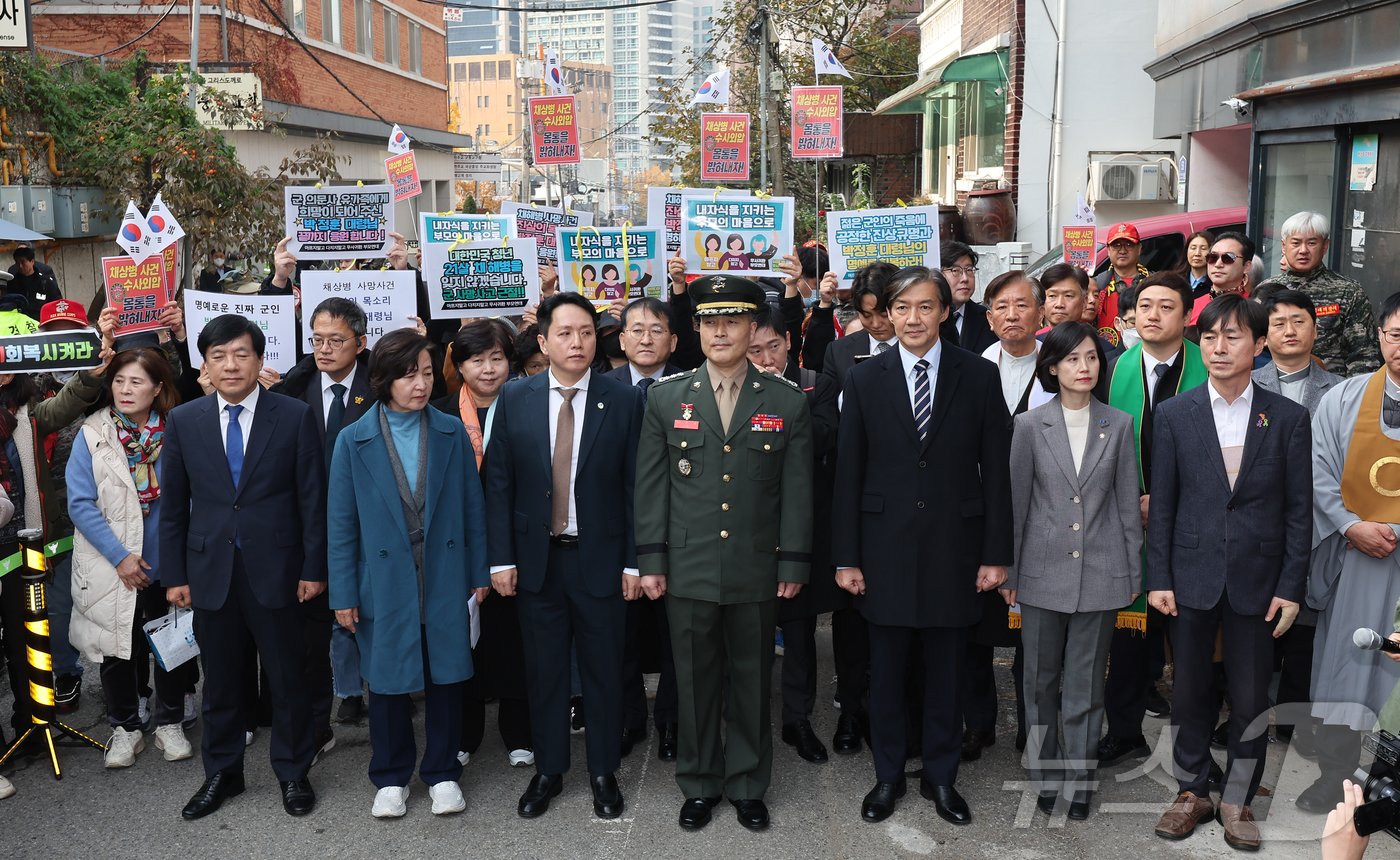 박정훈 전 해병대 수사단장&#40;대령&#41;과 조국 조국혁신당 대표, 추미애 의원을 비롯한 관계자들이 21일 서울 용산구 중앙지역군사법원에서 열린 채 해병 순직사건 수사 이첩 관련 항명 및 상관명예훼손 관련 10차 공판에 앞서 가진 기자회견에 참석해 있다. 2024.11.21/뉴스1 ⓒ News1 김도우 기자