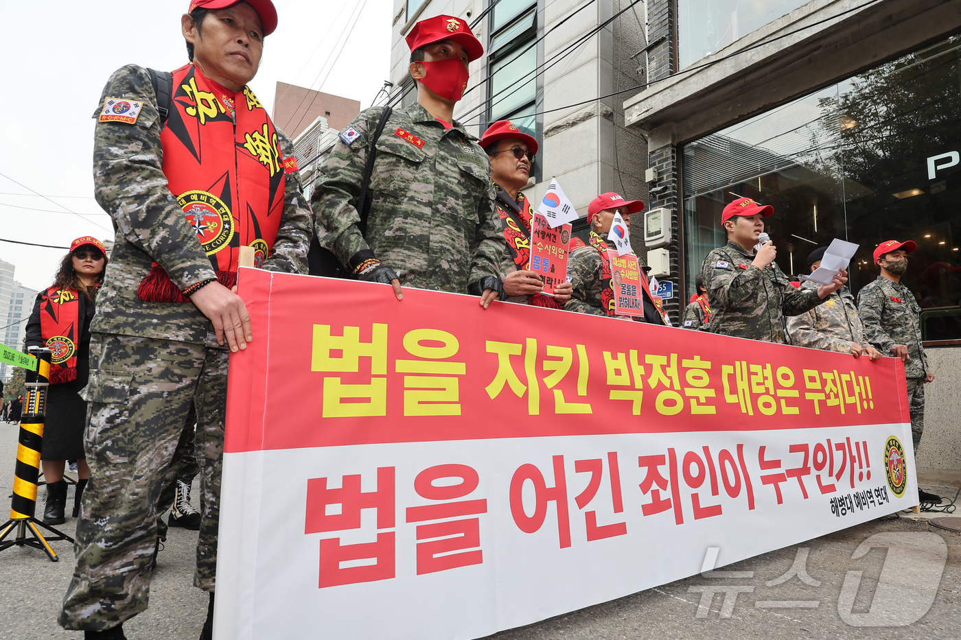 (서울=뉴스1) 김도우 기자 = 해병대예비역연대 회원들이 21일 서울 용산구 중앙지역군사법원에서 열린 박정훈 대령의 채 해병 순직사건 수사 이첩 관련 항명 및 상관명예훼손 관련 1 …