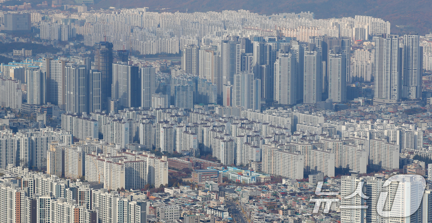 (대구=뉴스1) 공정식 기자 = 대구의 아파트 매매 가격이 전국에서 가장 큰 폭으로 하락하며 53주째 내림세를 이어갔다.21일 한국부동산원의 주간 아파트 가격 동향에 따르면 11월 …