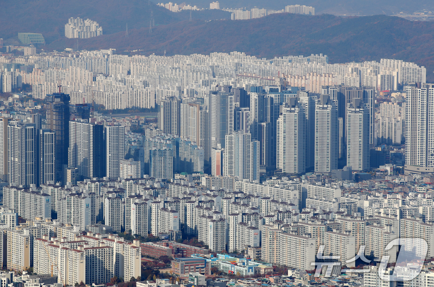 (대구=뉴스1) 공정식 기자 = 대구의 아파트 매매 가격이 전국에서 가장 큰 폭으로 하락하며 53주째 내림세를 이어갔다.21일 한국부동산원의 주간 아파트 가격 동향에 따르면 11월 …