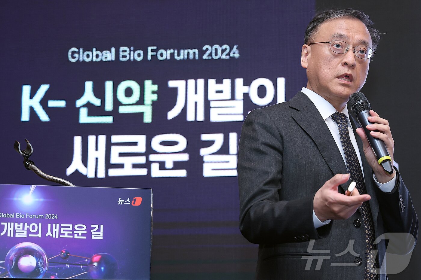 본문 이미지 - 이성욱 알지노믹스 대표가 21일 오후 서울 영등포구 여의도 콘래드 서울 파크볼룸에서 &#39;뉴스1 글로벌바이오포럼&#40;GBF&#41; 2024&#39;에서 기업 발표를 하고 있다. 2024.11.21/뉴스1 ⓒ News1 김진환 기자