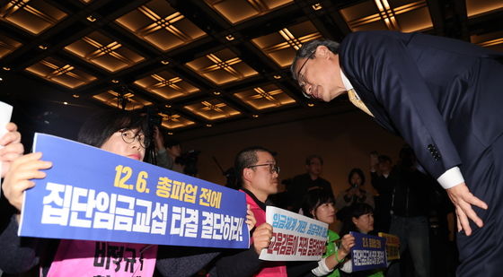 학교비정규직 노조와 대화 시도하는 정근식 서울교육감