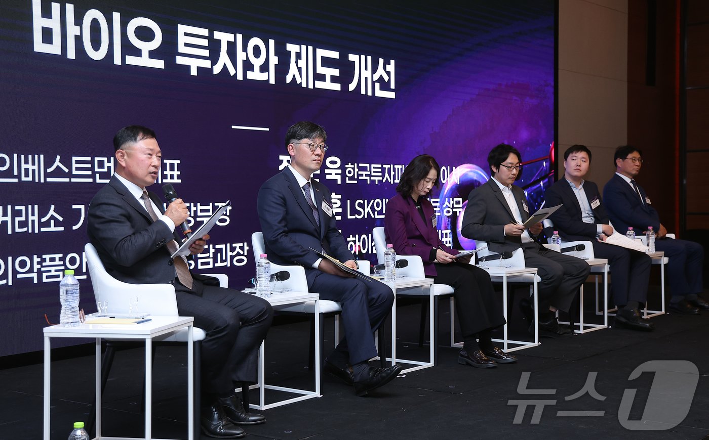 본문 이미지 - 김명기 LSK인베스트먼트 대표&#40;왼쪽부터&#41;, 서아론 한국거래소 기술기업상장부장, 김희성 식품의약품안전처 사전상담과장, 정순욱 한국투자파트너스 이사, 이영훈 LSK인베스트먼트 상무, 박주철 하이센스바이오 대표가 21일 오후 서울 영등포구 여의도 콘래드 서울 파크볼룸에서 &#39;뉴스1 글로벌바이오포럼&#40;GBF&#41; 2024&#39;에서 &#39;바이오 투자와 제도 개선&#39;이라는 주제로 패널 토의를 하고 있다. 2024.11.21/뉴스1 ⓒ News1 김진환 기자