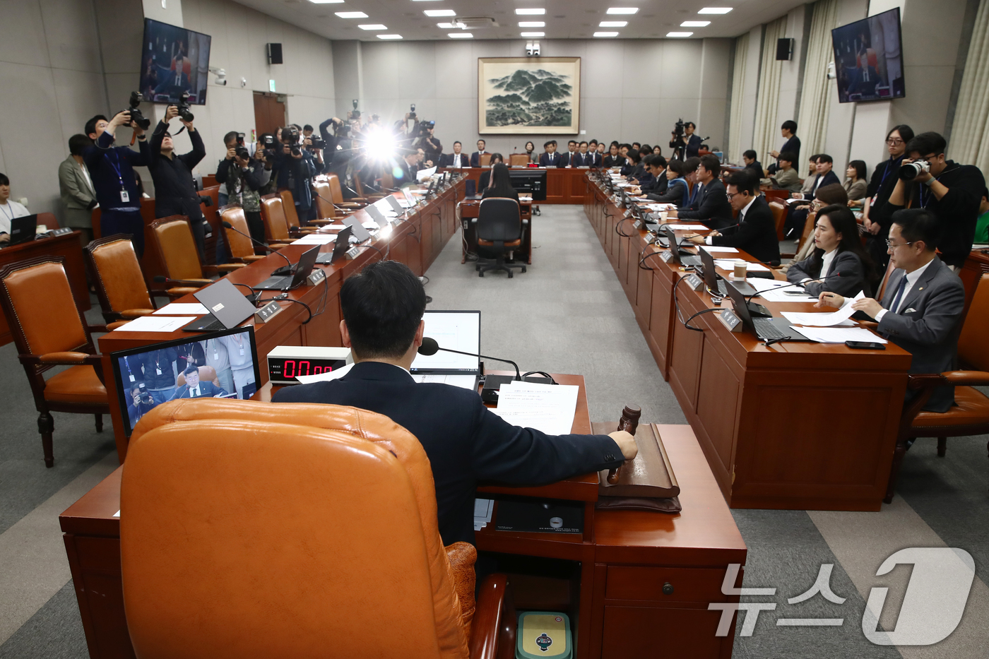 (서울=뉴스1) 이광호 기자 = 박찬대 국회 운영위원장이 21일 오후 서울 여의도 국회에서 열린 운영위원회 전체회의에서 대통령비서실과 국가안보실의 특활비 삭감을 포함한 예산안을 의 …