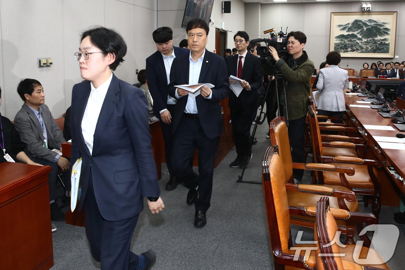 본문 이미지 - 국민의힘 의원들이 21일 오후 서울 여의도 국회에서 열린 운영위원회 전체회의에서 대통령비서실과 국가안보실의 특활비 삭감을 포함한 예산안에 대한 표결을 앞두고 윤석열 정부에 대한 분풀이 예산 삭감이라며 퇴장하고 있다. 2024.11.21/뉴스1 ⓒ News1 이광호 기자