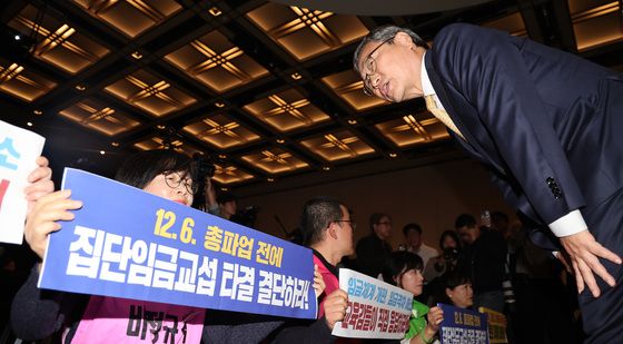 기습시위 나선 전국학교 비정규진 노조와 대화 나누는 정근식 교육감