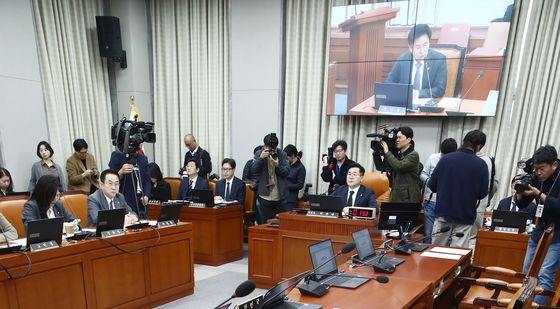 국회 운영위, 여당은 퇴장