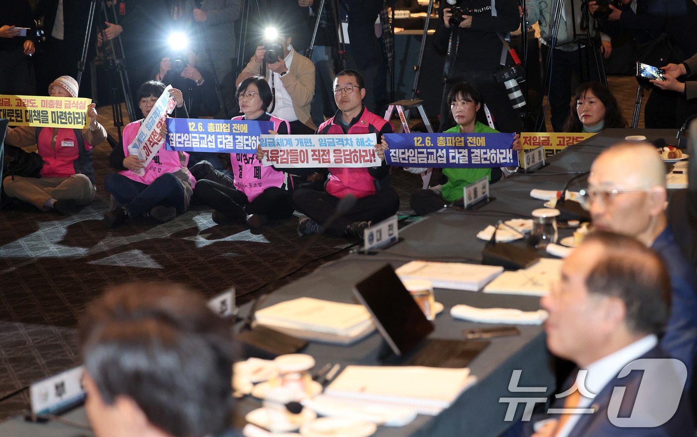 본문 이미지 - 21일 오후 서울 용산구 그랜드하얏트 호텔에서 열린 제100회 전국시도교육감협의회 총회 시작에 앞서 전국학교비정규직노동조합 조합원들이 임금체계 개편 및 격차 해소 등을 요구하며 기습 피켓 시위를 하고 있다. 2024.11.21/뉴스1 ⓒ News1 이동해 기자