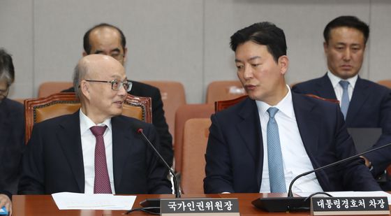 대화하는 안창호 위원장과 김성훈 경호처 차장