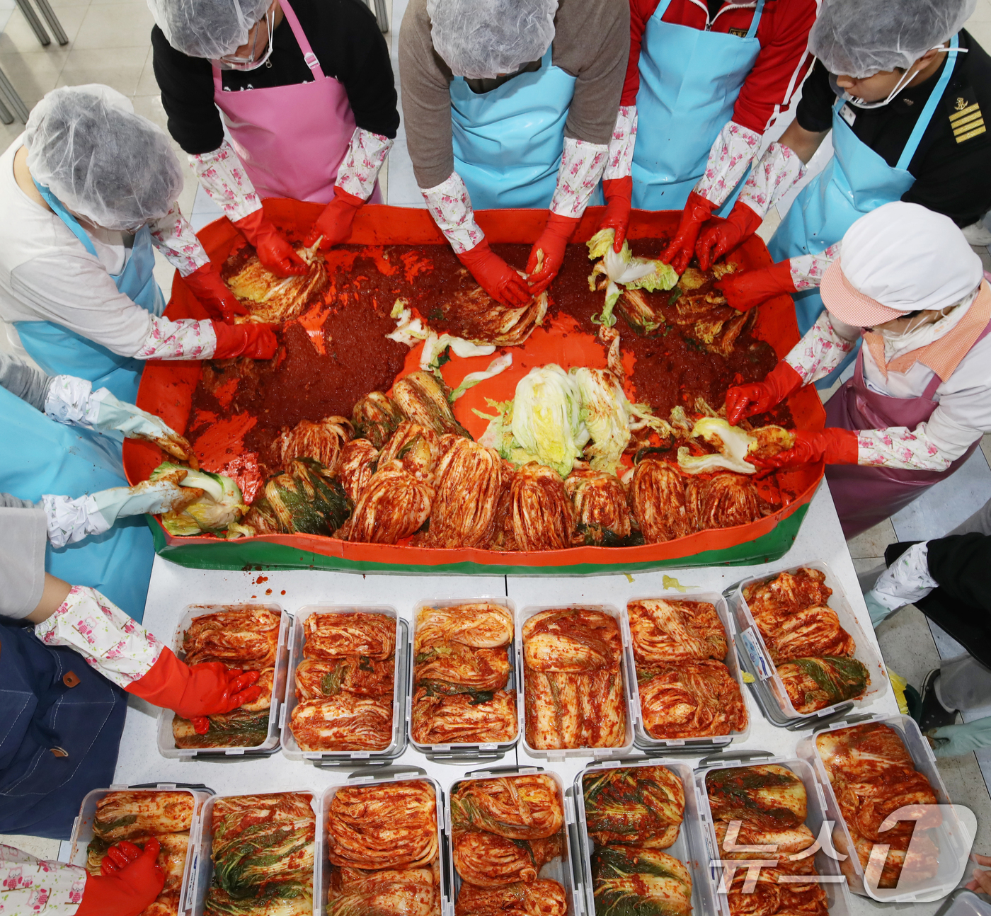 (부산=뉴스1) 윤일지 기자 = 21일 부산 영도구 국립한국해양대학교에서 열린 '온기담은 김장김치 나누기' 행사에서 류동근 한국해양대 총장, 직원, 학생봉사단 등 참석자들이 김장을 …