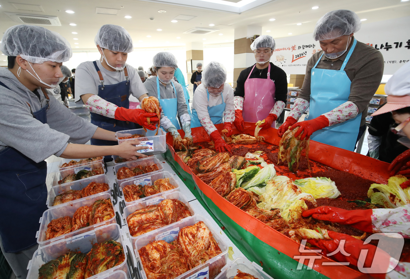 (부산=뉴스1) 윤일지 기자 = 21일 부산 영도구 국립한국해양대학교에서 열린 '온기담은 김장김치 나누기' 행사에서 류동근 한국해양대 총장, 직원, 학생봉사단 등 참석자들이 김장을 …